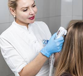 Врач-дерматовенеролог, косметолог, трихолог Машитлова Е.В. выполняет трихоскопию