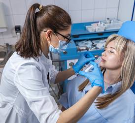 Врач-оториноларинголог Суконникова А.А. выполняет процедуру