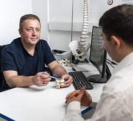 Врач мануальный терапевт, невролог, главный врач клиники Шуляков О.С. на приеме