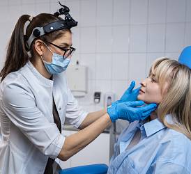 Врач-оториноларинголог Суконникова А.А. на приеме