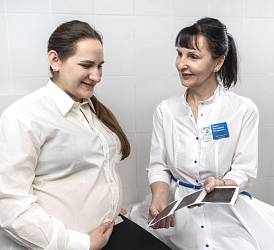 Врач – акушер-гинеколог-эндокринолог, врач ультразвуковой диагностики Петрикеева О.В. с пациентом