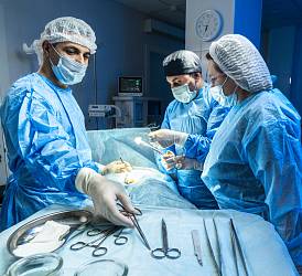 Врачи уролог, андролог, врач УЗД Ибеш А.М. и врач-колопроктолог, хирург Алали Х.Д. в операционной